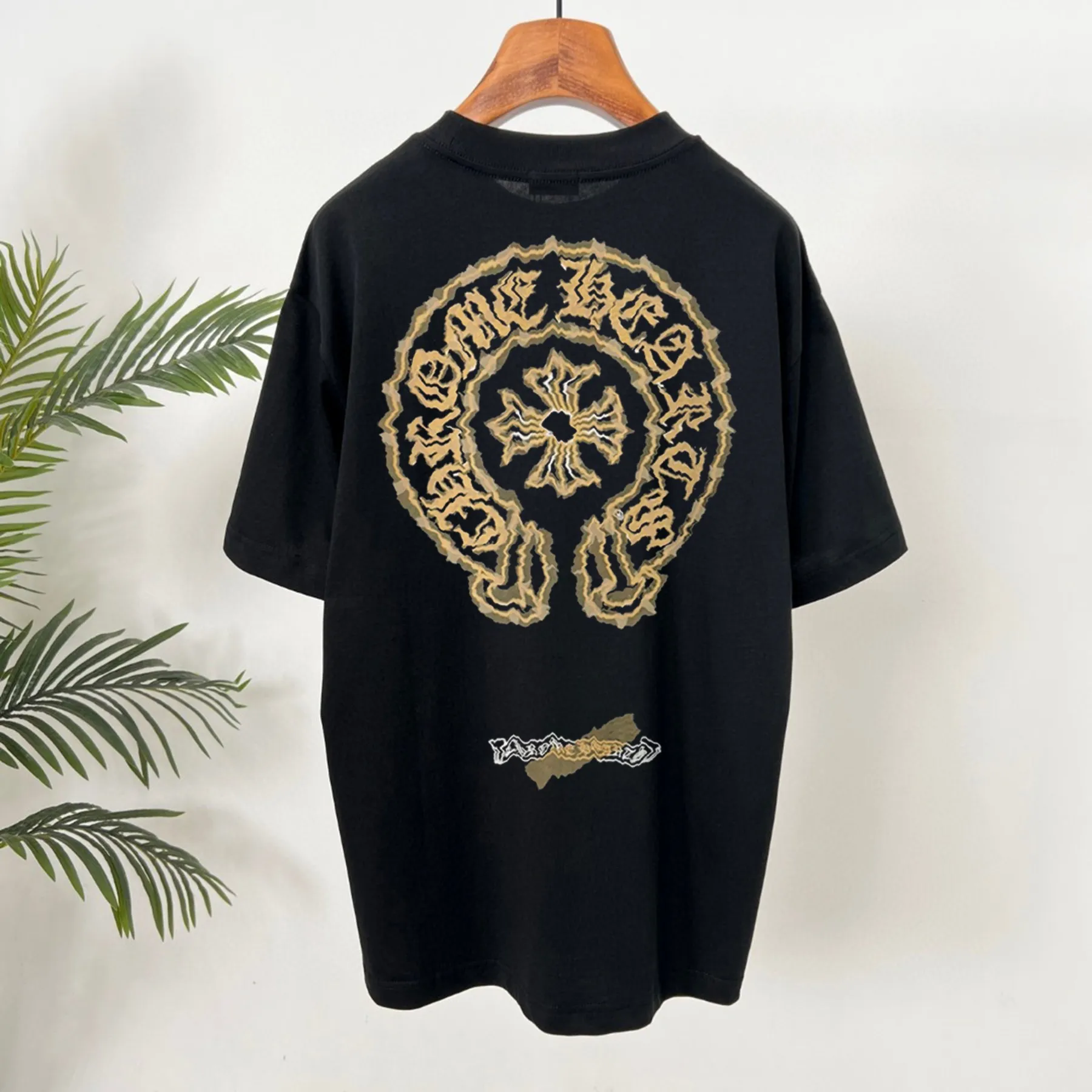 🅿️190 Croix Heart 🔥Pang Ge’s Gospel, the maximum xxl can wear 210 pounds 🐮Higher version 🆕 Top round neck casual short sleeves 👍Advanced customization and versatile style. Anyone can easily control it. The fabric is fully customized. The latest logo design of the luxury classic brand on the chest is very classy. 👍A must buy for those who know the goods! The tailoring is slim-fitting, very refined, shows off aura, and highlights the sophistication of business men. This is unique, it fits just right, and the upper body effect is great! Size: s-xxl